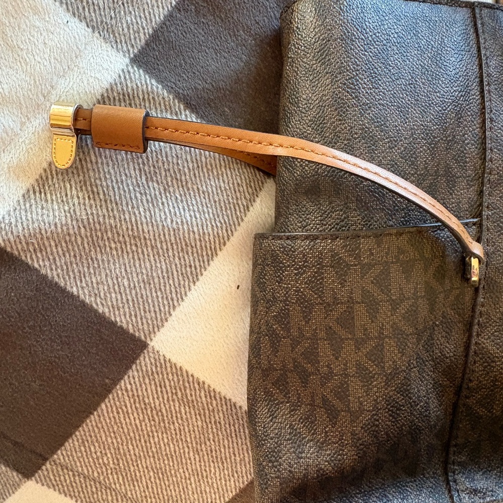 Michael Kors purse like new - Picture 7 of 9
